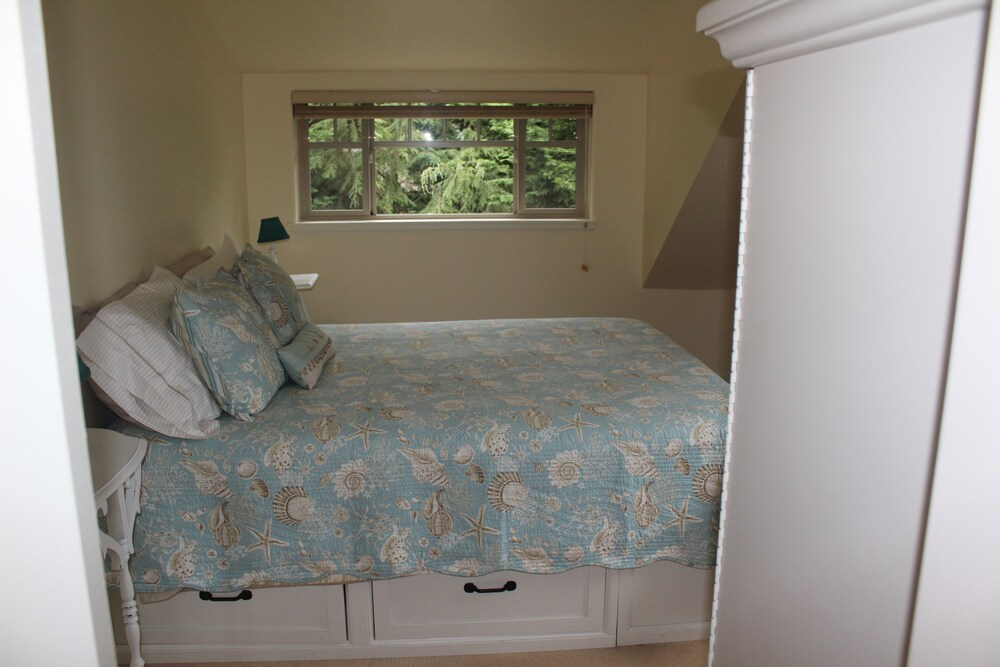 Bright, Quiet Home, Perfect For Bird Watching Nestled In Friendly