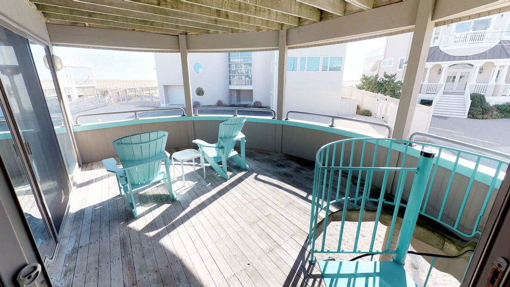 Luxury Home (smoke & pet free),Spectacular Ocean Views, 2nd back, guarded beach