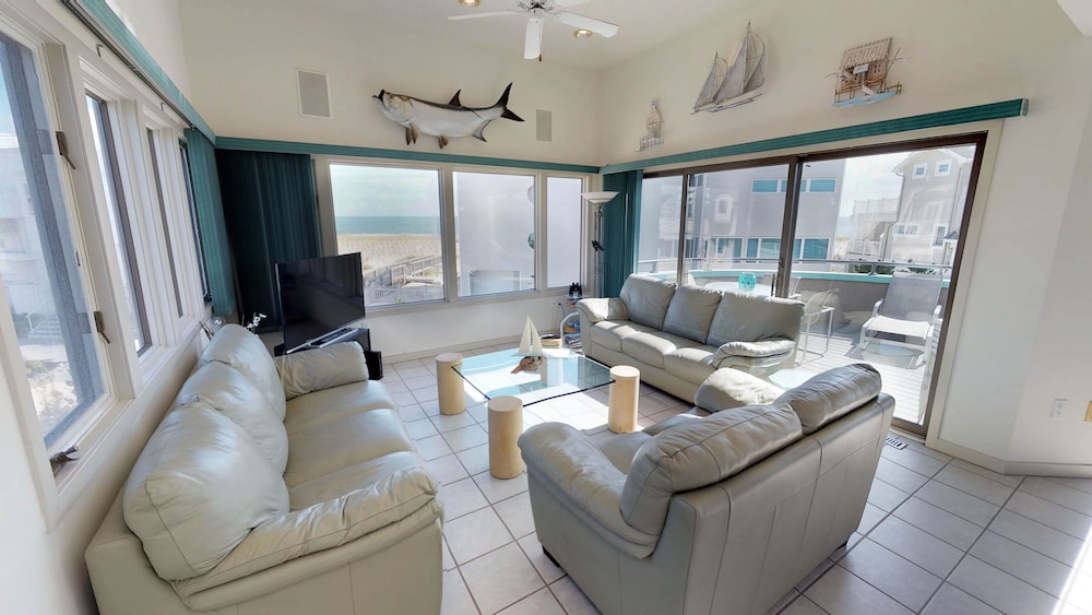 Luxury Home (smoke & pet free),Spectacular Ocean Views, 2nd back, guarded beach