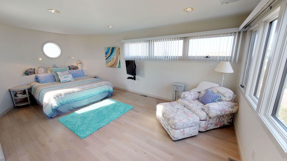 Luxury Home (smoke & pet free),Spectacular Ocean Views, 2nd back, guarded beach