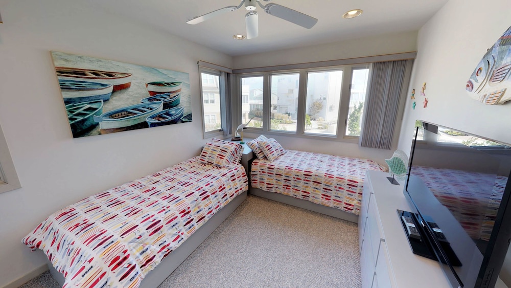 Luxury Home (smoke & pet free),Spectacular Ocean Views, 2nd back, guarded beach