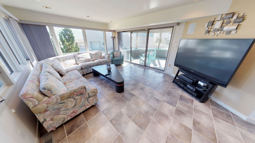 Luxury Home (smoke & pet free),Spectacular Ocean Views, 2nd back, guarded beach