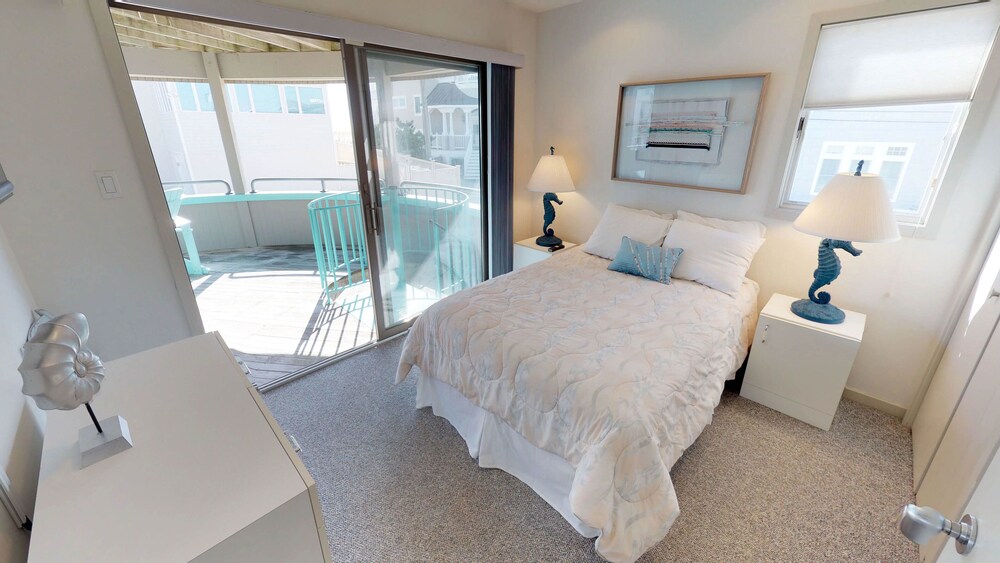 Luxury Home (smoke & pet free),Spectacular Ocean Views, 2nd back, guarded beach