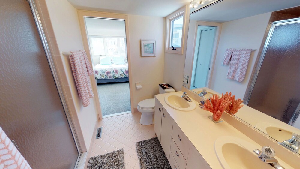 Luxury Home (smoke & pet free),Spectacular Ocean Views, 2nd back, guarded beach