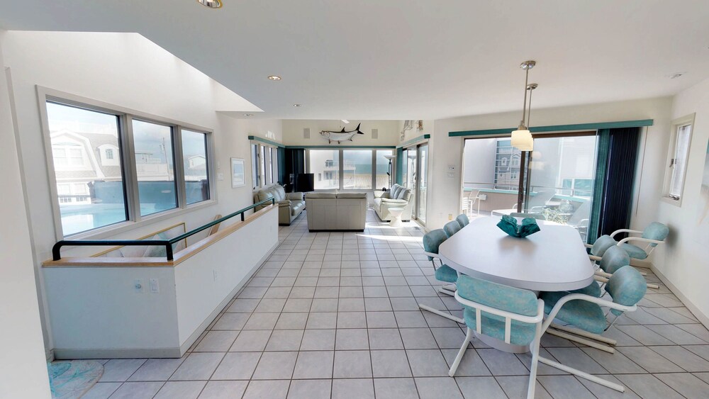 Luxury Home (smoke & pet free),Spectacular Ocean Views, 2nd back, guarded beach