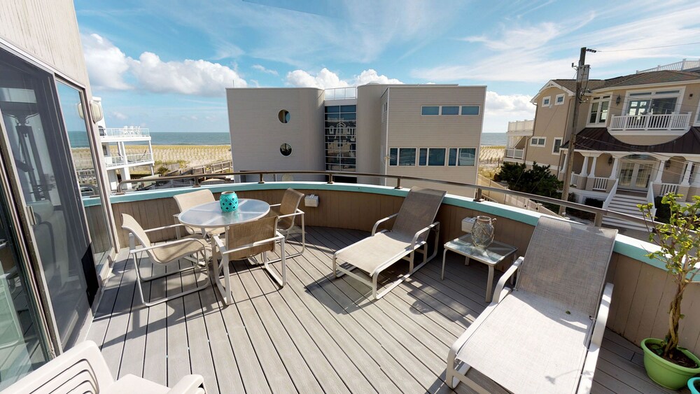 Luxury Home (smoke & pet free),Spectacular Ocean Views, 2nd back, guarded beach