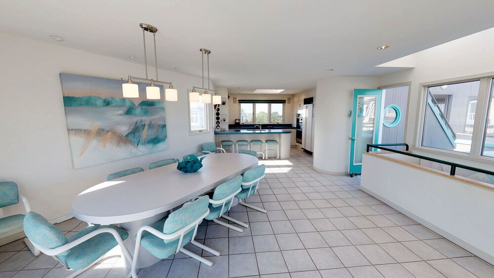 Luxury Home (smoke & pet free),Spectacular Ocean Views, 2nd back, guarded beach