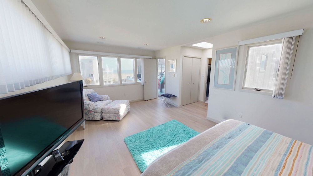 Luxury Home (smoke & pet free),Spectacular Ocean Views, 2nd back, guarded beach