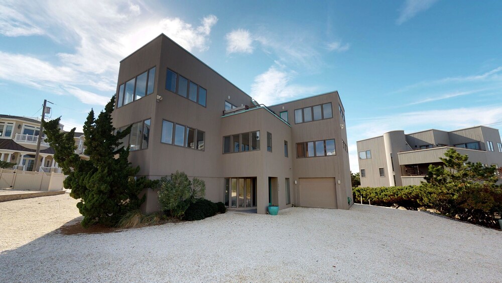 Luxury Home (smoke & pet free),Spectacular Ocean Views, 2nd back, guarded beach