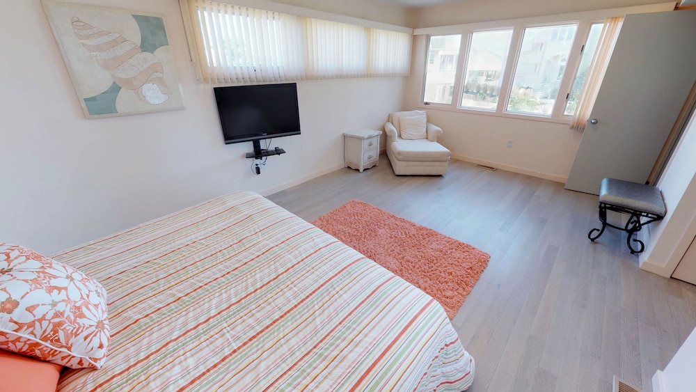 Luxury Home (smoke & pet free),Spectacular Ocean Views, 2nd back, guarded beach