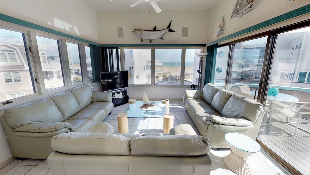 Luxury Home (smoke & pet free),Spectacular Ocean Views, 2nd back, guarded beach