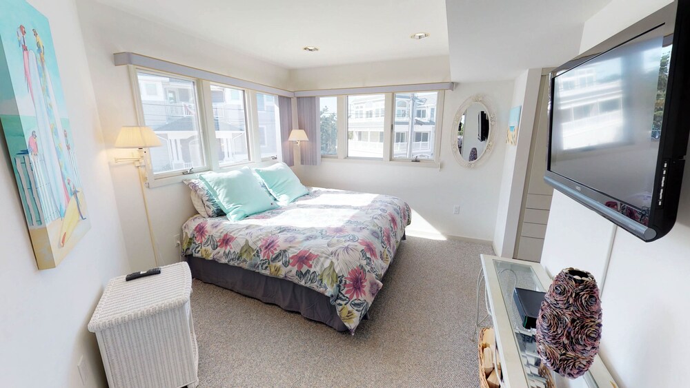 Luxury Home (smoke & pet free),Spectacular Ocean Views, 2nd back, guarded beach