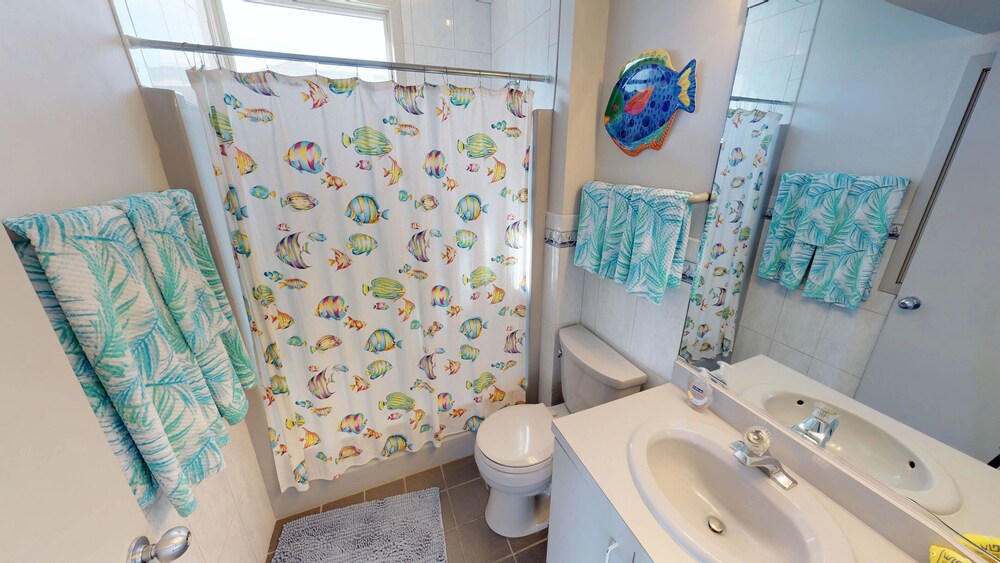 Luxury Home (smoke & pet free),Spectacular Ocean Views, 2nd back, guarded beach