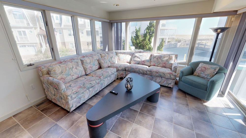 Luxury Home (smoke & pet free),Spectacular Ocean Views, 2nd back, guarded beach