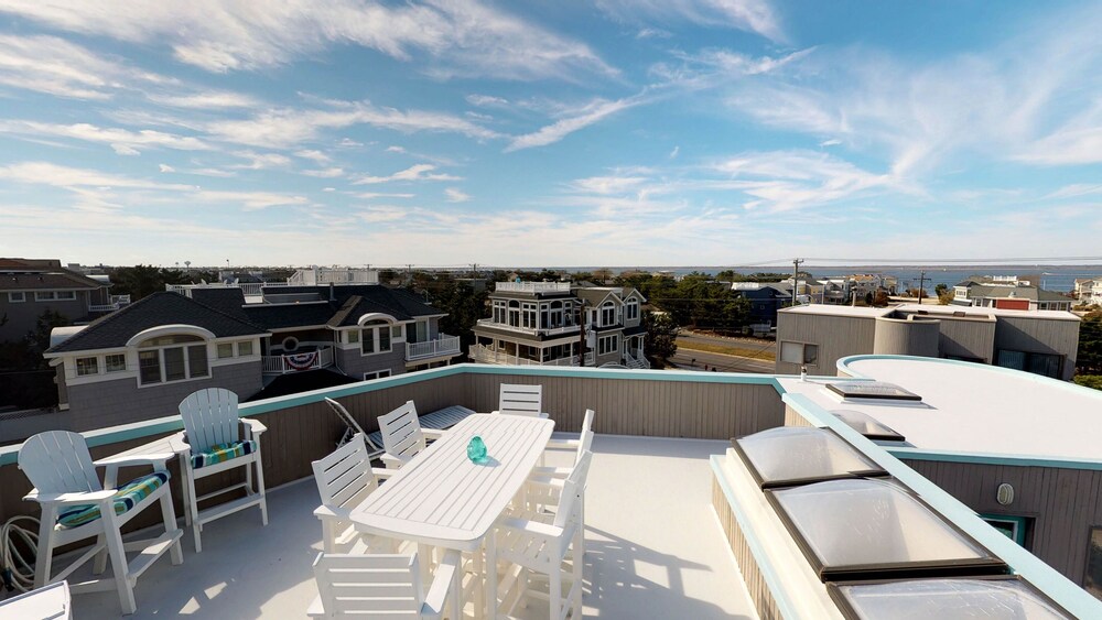 Luxury Home (smoke & pet free),Spectacular Ocean Views, 2nd back, guarded beach