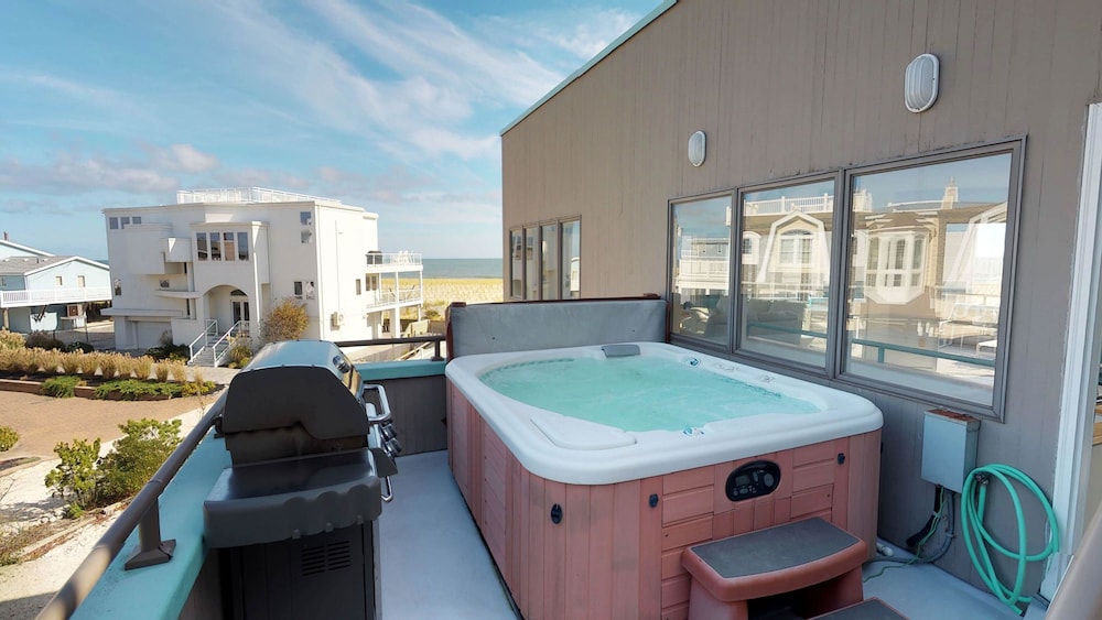 Luxury Home (smoke & pet free),Spectacular Ocean Views, 2nd back, guarded beach