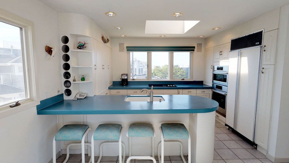 Luxury Home (smoke & pet free),Spectacular Ocean Views, 2nd back, guarded beach