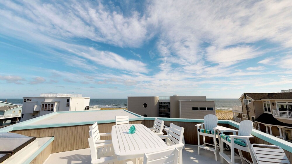 Luxury Home (smoke & pet free),Spectacular Ocean Views, 2nd back, guarded beach