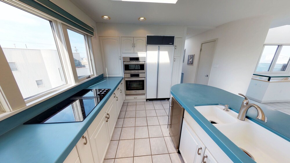 Luxury Home (smoke & pet free),Spectacular Ocean Views, 2nd back, guarded beach