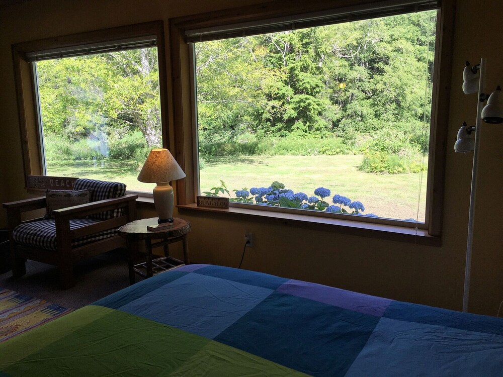 Quiet River Front Eco Friendly Easy walk to beach or town