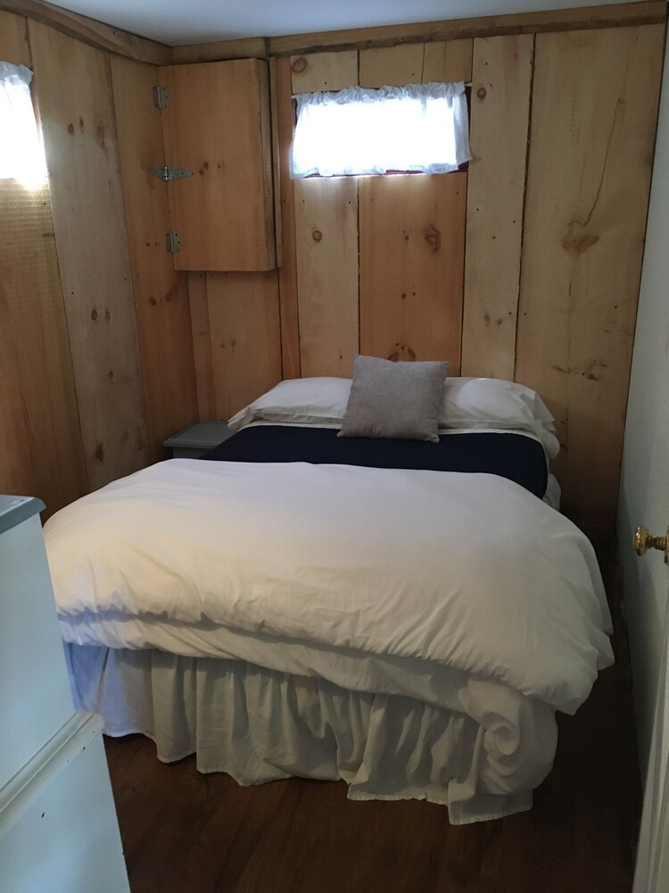 Cosy cabin with lake views from patio sleeps 6!