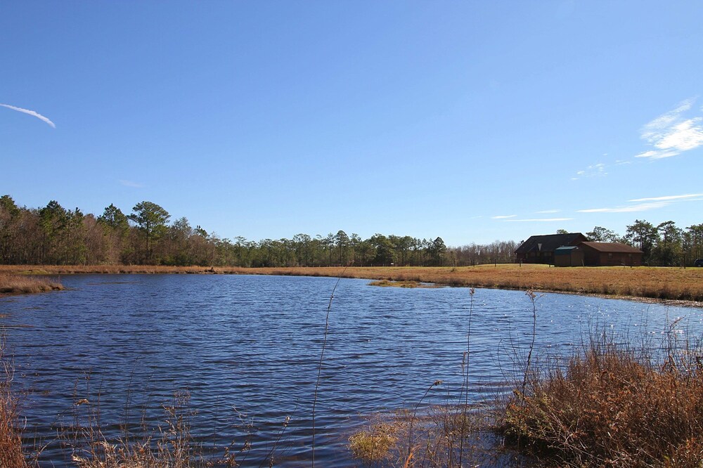 Honeyb’s Ranch House on quite lake