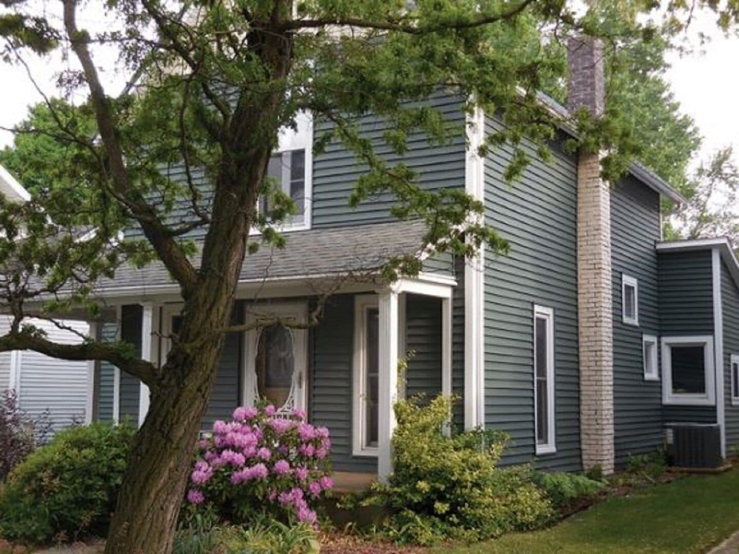 Charming, spacious home near towncenter amenities, resturants, trails and parks. in Middlebury, United States