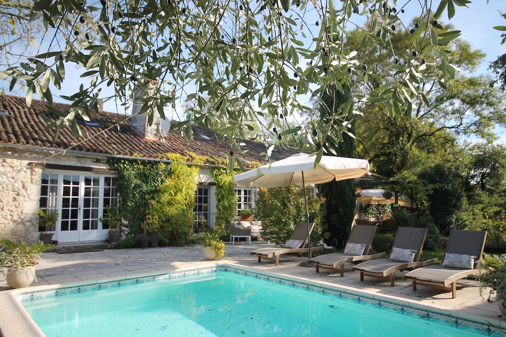 Stunning 18th Century Farmhouse With Pool in Saint Sernin, France