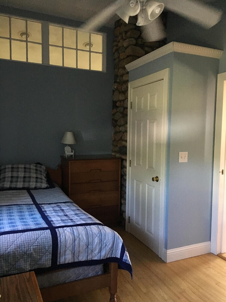 Sunny, Quaint, Immaculate Cottage in Point Judith/Sand Hill CoveClose