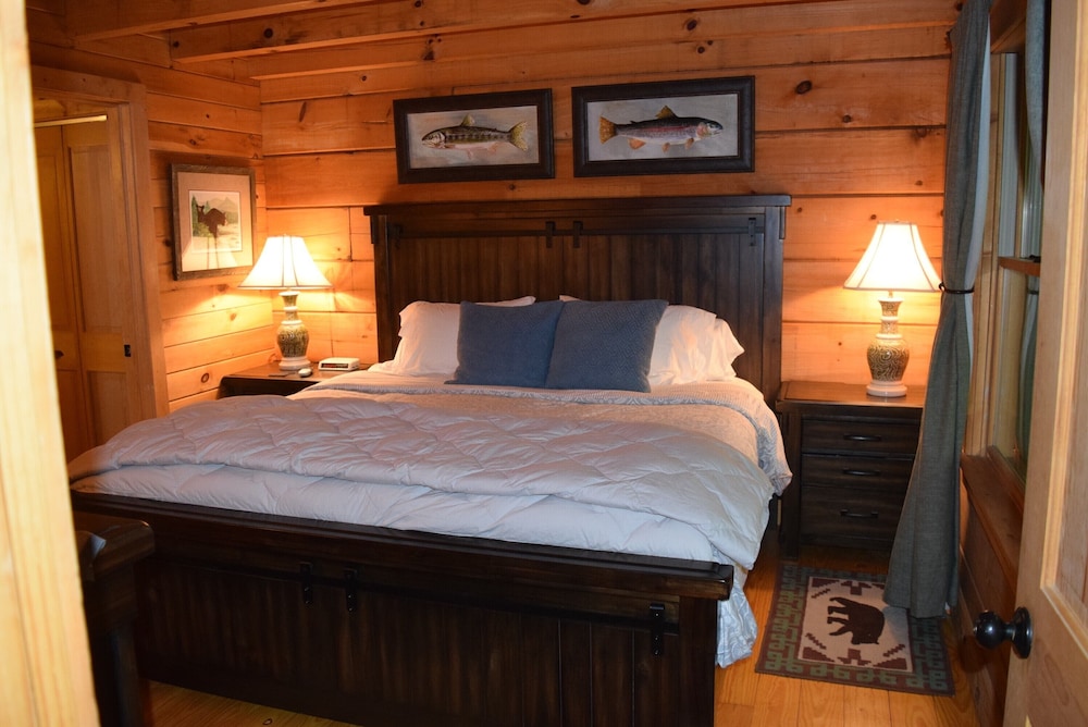 SecludedLog Cabinin town CashiersPet Friendly Cashiers Vrbo