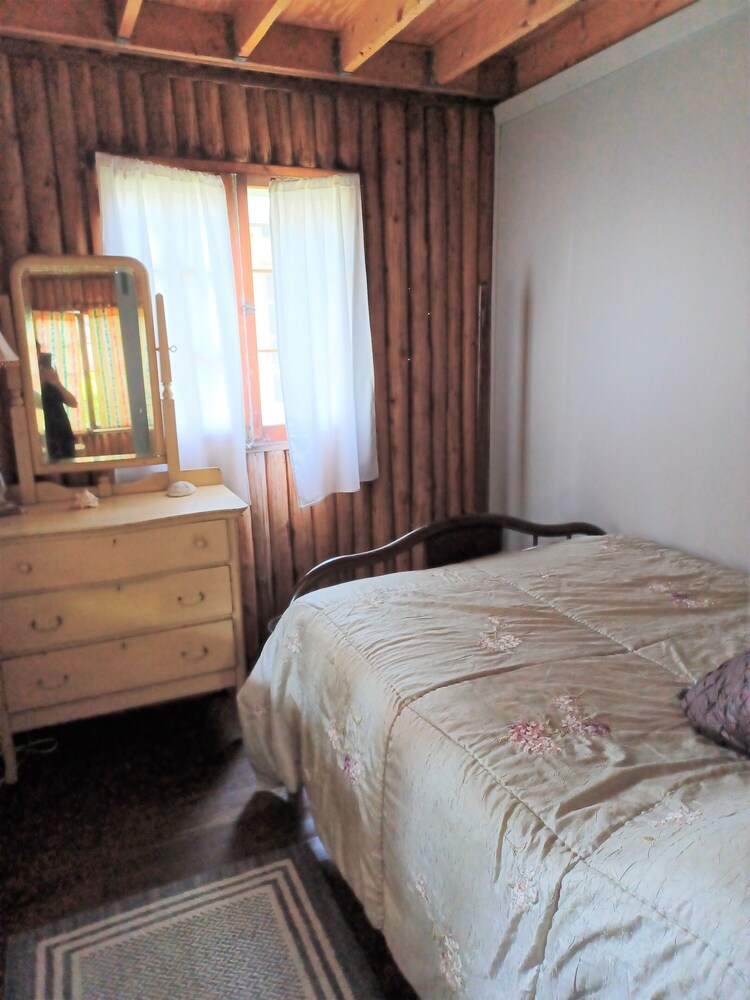 North Lakeport Log Cabin 200 Foot Stroll to Lake Huron Beach. North