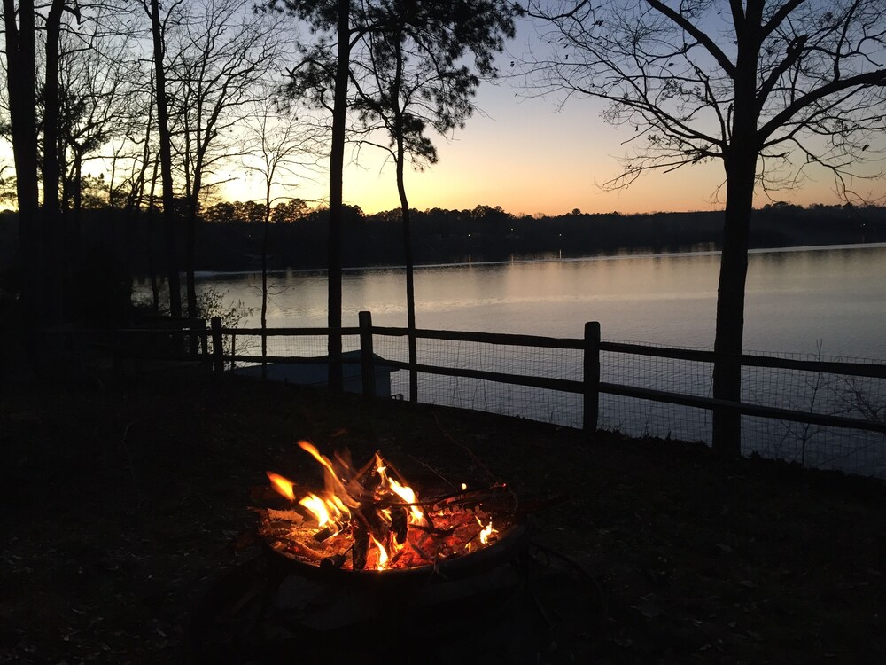 LAKEFRONT house on Lake Tuscaloosa in Northport Best Rates & Deals on