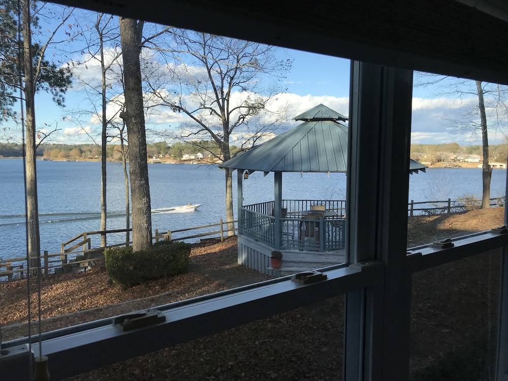 LAKEFRONT house on Lake Tuscaloosa in Northport Best Rates & Deals on