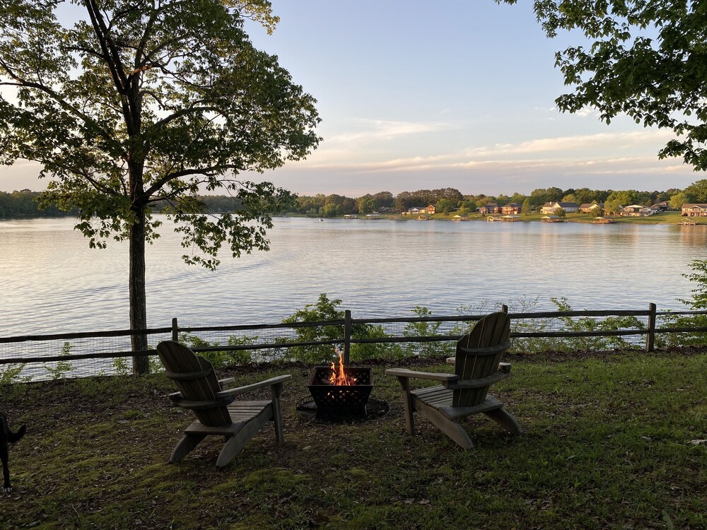 LAKEFRONT house on Lake Tuscaloosa in Northport Best Rates & Deals on