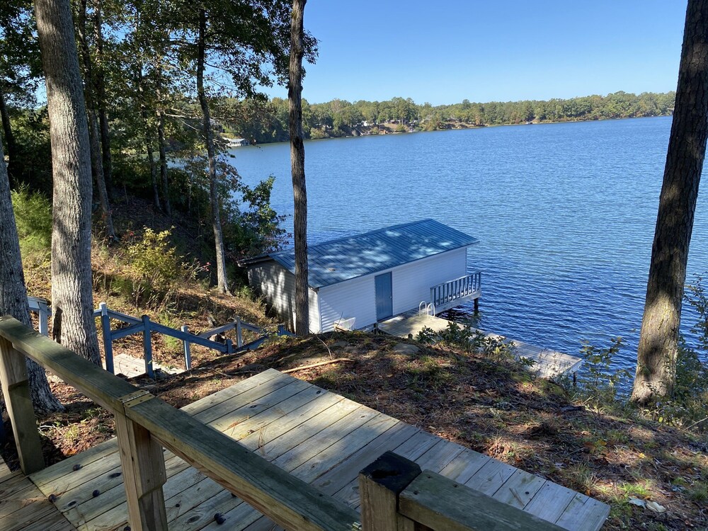 LAKEFRONT house on Lake Tuscaloosa in Northport Best Rates & Deals on