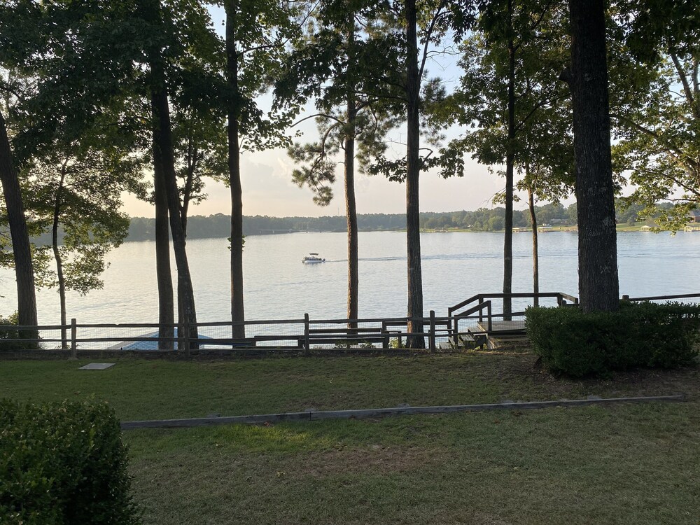 LAKEFRONT house on Lake Tuscaloosa in Northport Best Rates & Deals on
