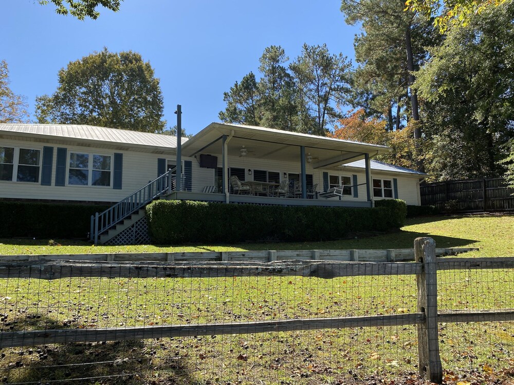LAKEFRONT house on Lake Tuscaloosa in Northport Best Rates & Deals on