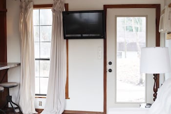 Private Cabin Enid Lake 6 Miles From Boat Ramp Land W Pond