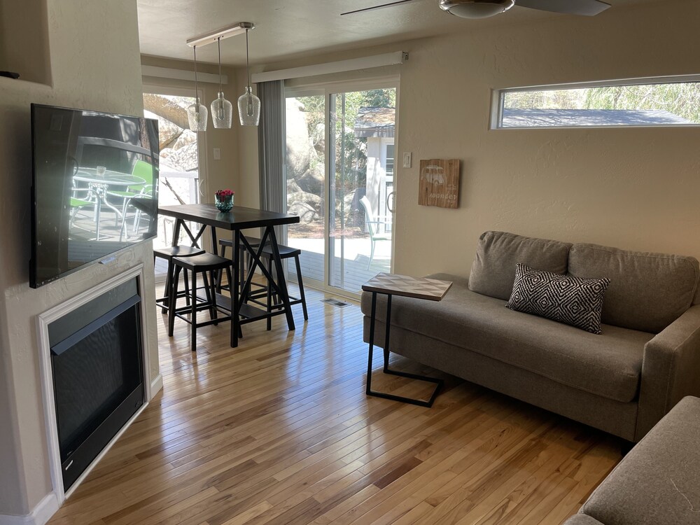 LOVELY HOUSE IN THE BOULDERS near downtown! 🏡 