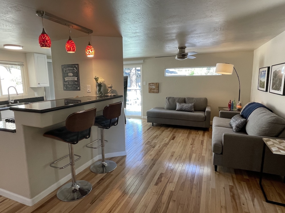 LOVELY HOUSE IN THE BOULDERS near downtown! 🏡 