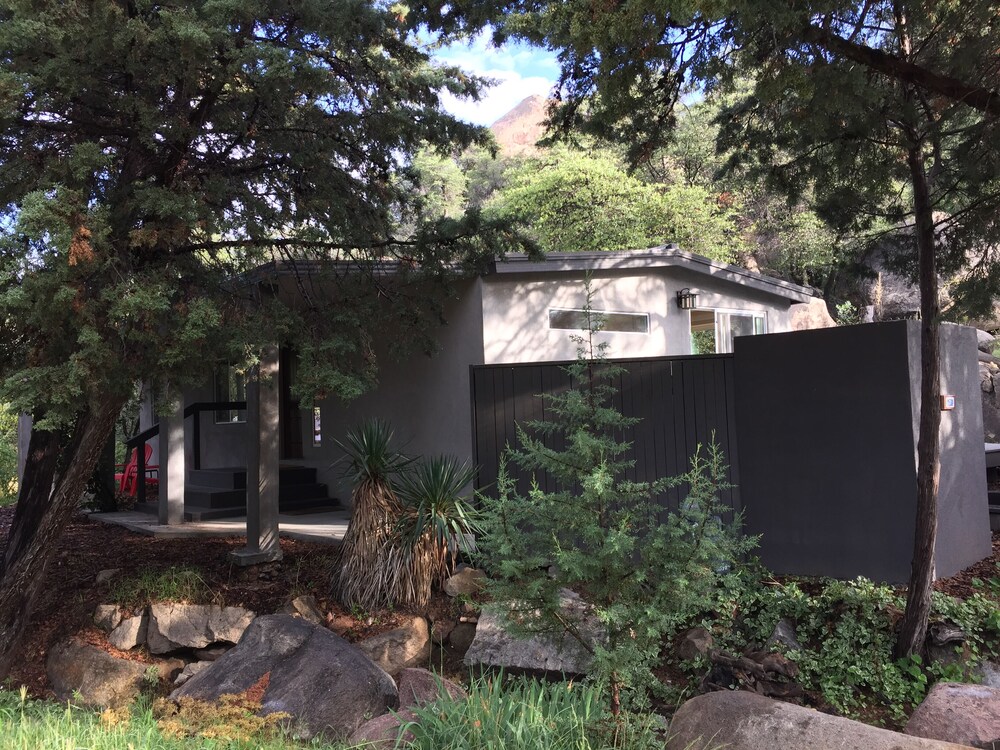 LOVELY HOUSE IN THE BOULDERS near downtown! 🏡 