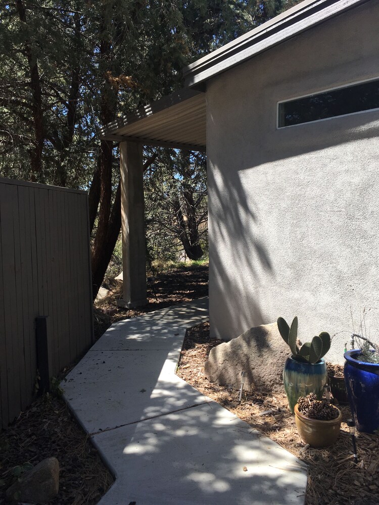 LOVELY HOUSE IN THE BOULDERS near downtown! 🏡 