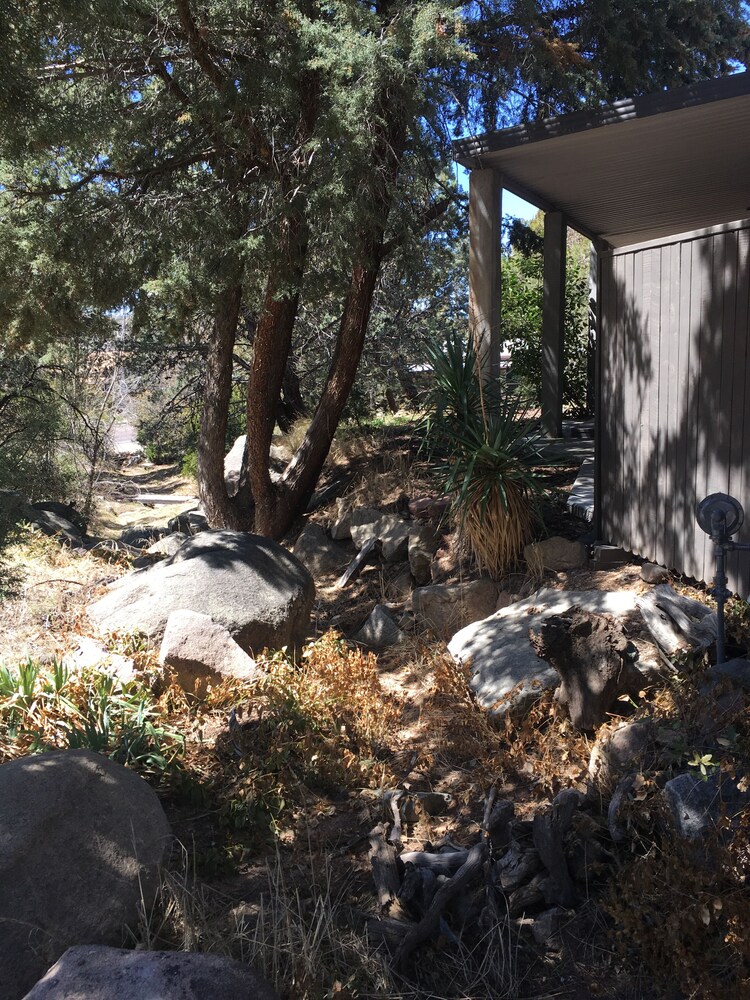 LOVELY HOUSE IN THE BOULDERS near downtown! 🏡 