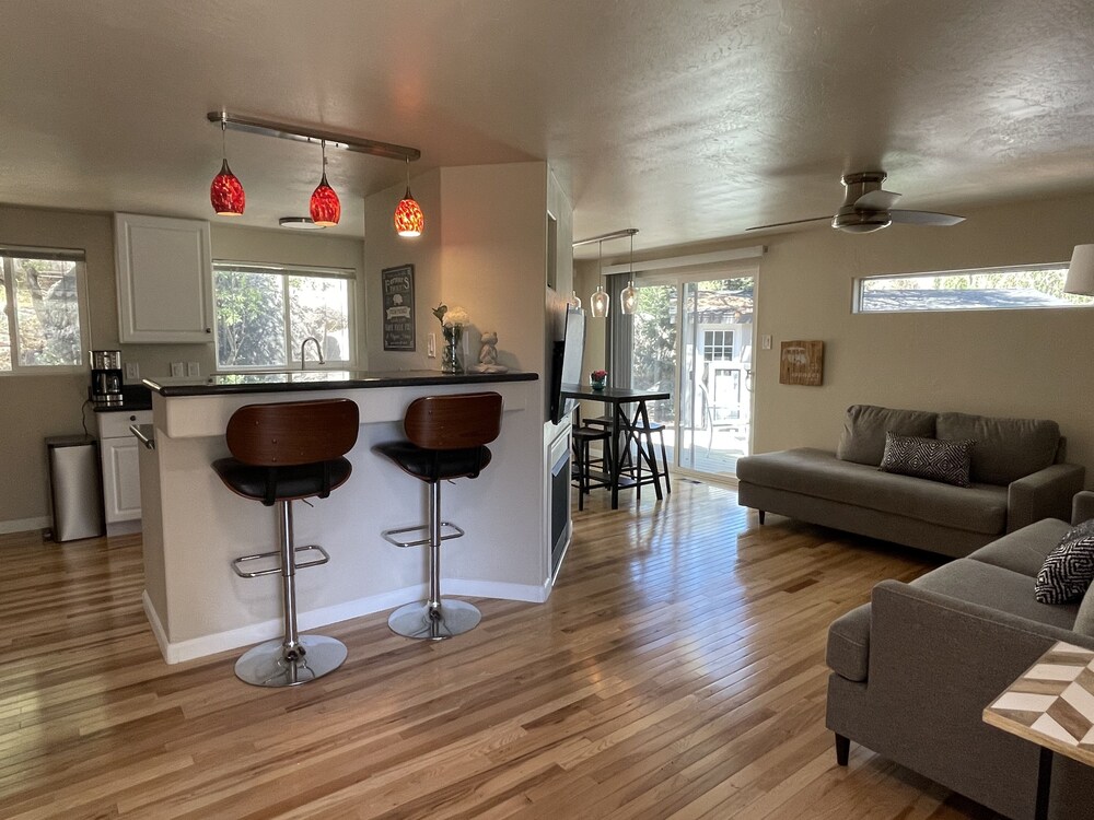 LOVELY HOUSE IN THE BOULDERS near downtown! 🏡 