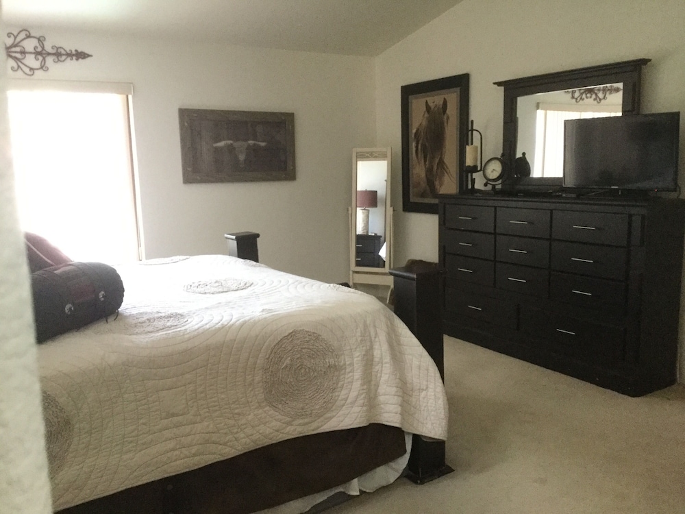 🌴 Private HotTub & PoolLrg fenced back yardRestaurantsGolf CartPet