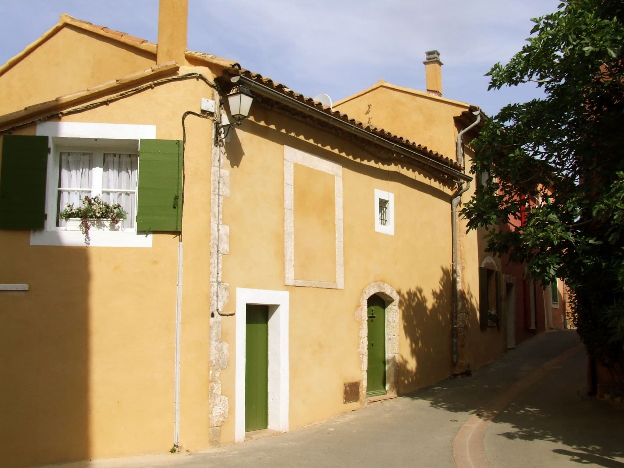 Les Trois Terrasses - A Memorable Vacation In A Charming Village House in Roussillon in Roussillon, France