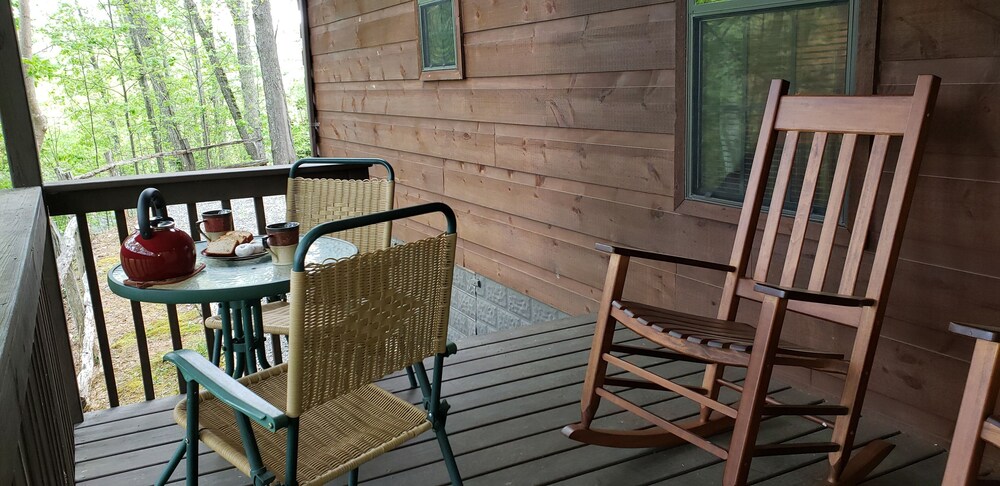 Clean, private cabin just 3 miles to Waynesville on a paved road. 1 of 2 cabins