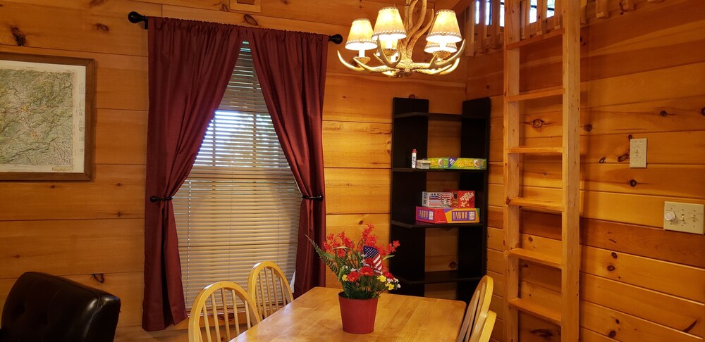 Clean, private cabin just 3 miles to Waynesville on a paved road. 1 of 2 cabins