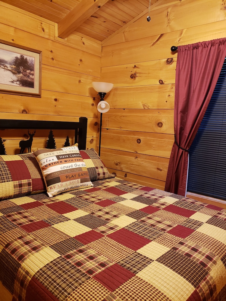 Clean, private cabin just 3 miles to Waynesville on a paved road. 1 of 2 cabins