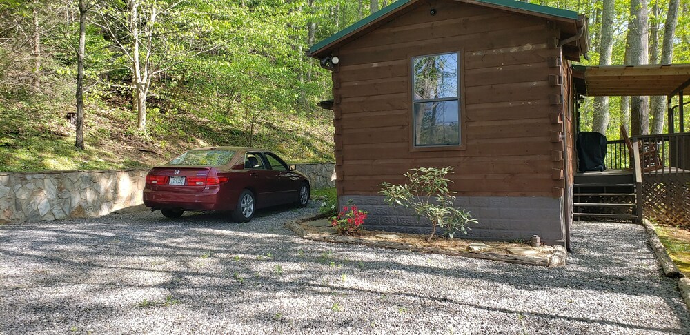 Clean, private cabin just 3 miles to Waynesville on a paved road. 1 of 2 cabins